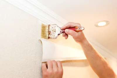 Pose de papier peint à Nousse — revêtements muraux et toiles de verre